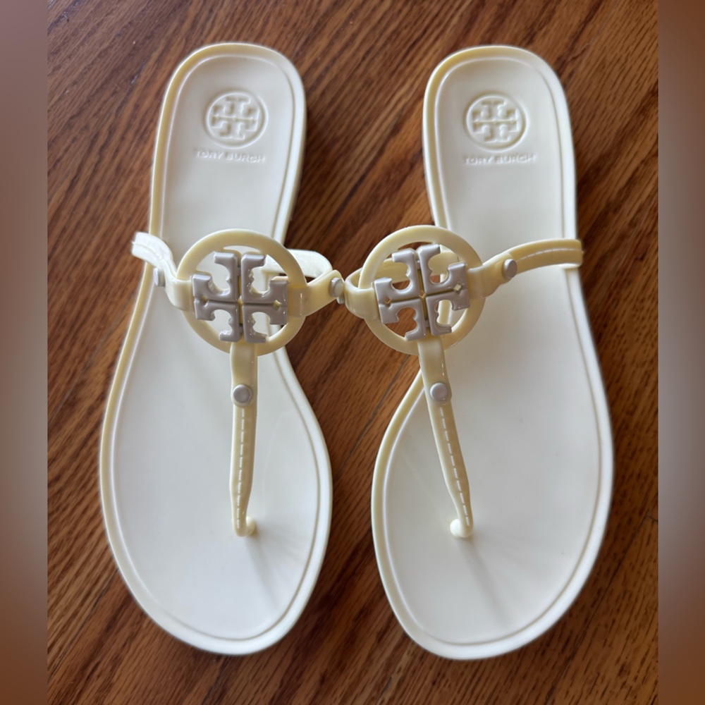 New Tory Burch Mini Miller Jelly Sandals for Women in Cream & White, size 7